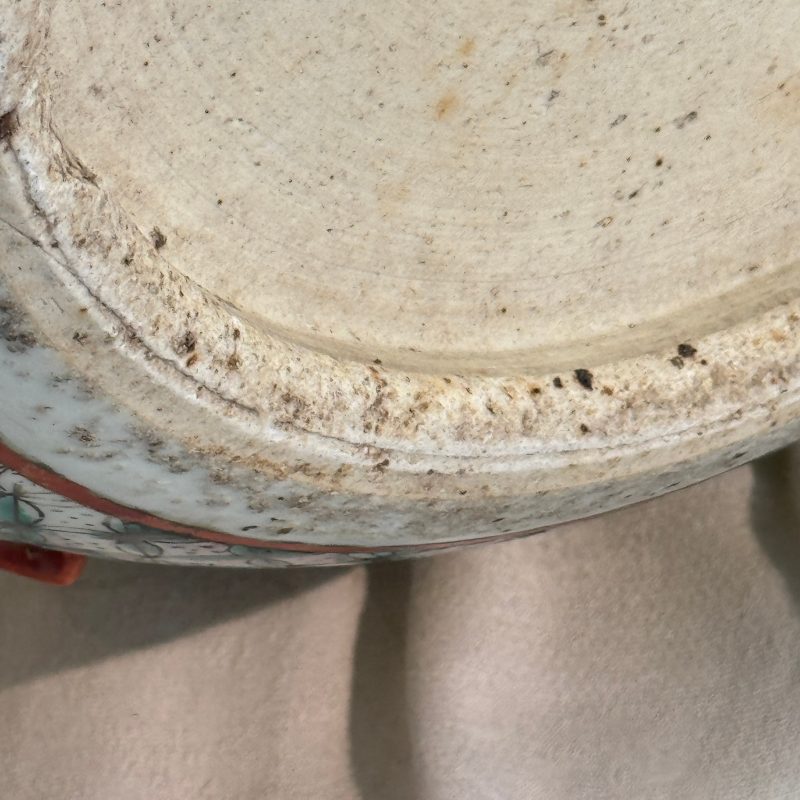 A pair of Chinese famille rose yellow-ground 'Antiquities' fish bowls with applied relief design - 图26