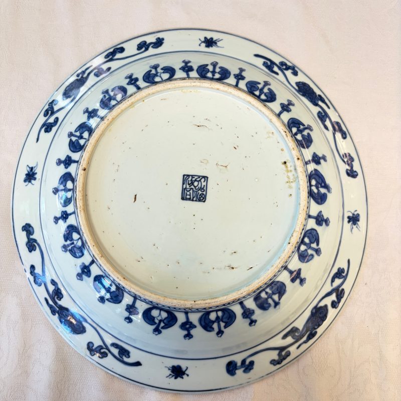 A Chinese blue and white dish with floral design - 图14