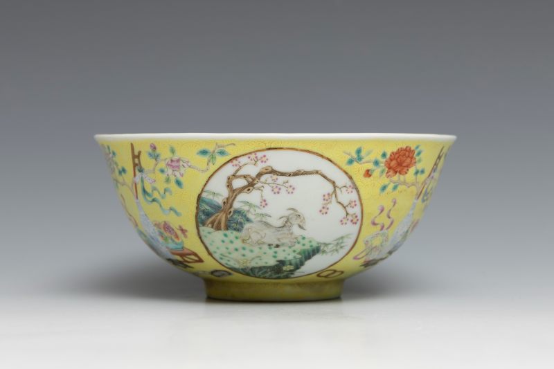 A pair of famille rose yellow-ground 'three rams' medallion bowls, Guangxu mark and of the period (1875-1908) - 图5
