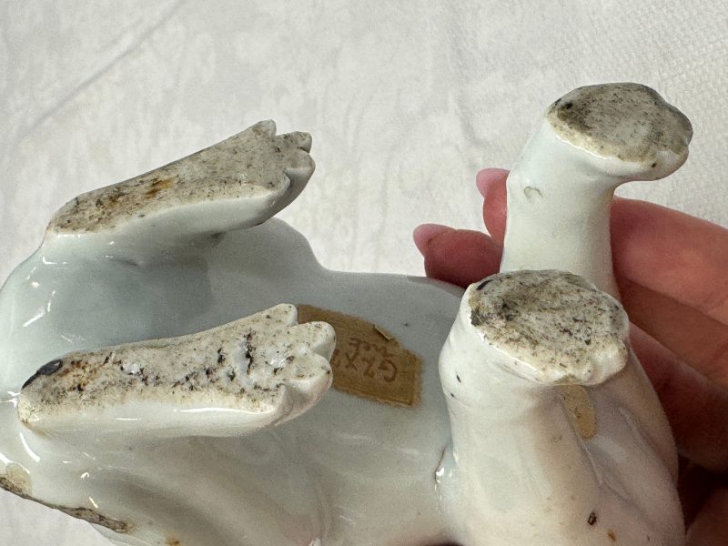 A pair of Chinese export white-glazed and biscuit models of hounds with pups - 图26