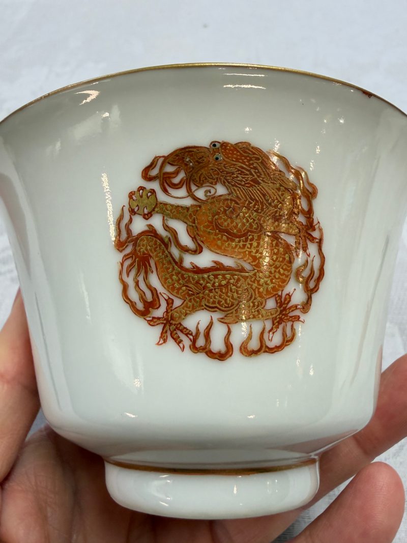 A fine Chinese iron-red and gilt-decorated 'Dragon' covered tea bowl with stand - 图32
