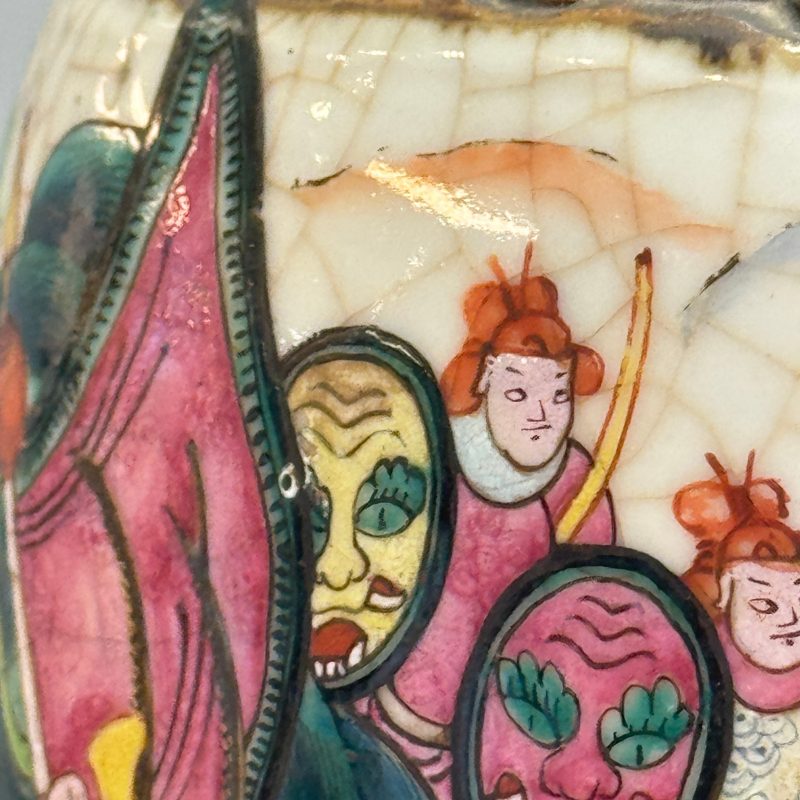 A pair of Chinese Nanking famille rose 'Warriors' vases - 图19