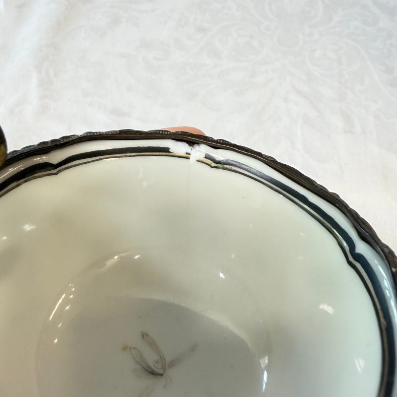 11 Chinese famille rose wares, one with gilt-bronze mounts - 图53