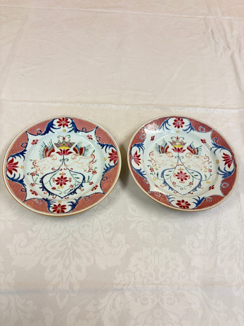 A pair of Chinese famille rose 'Winged Putti' plates - 图3