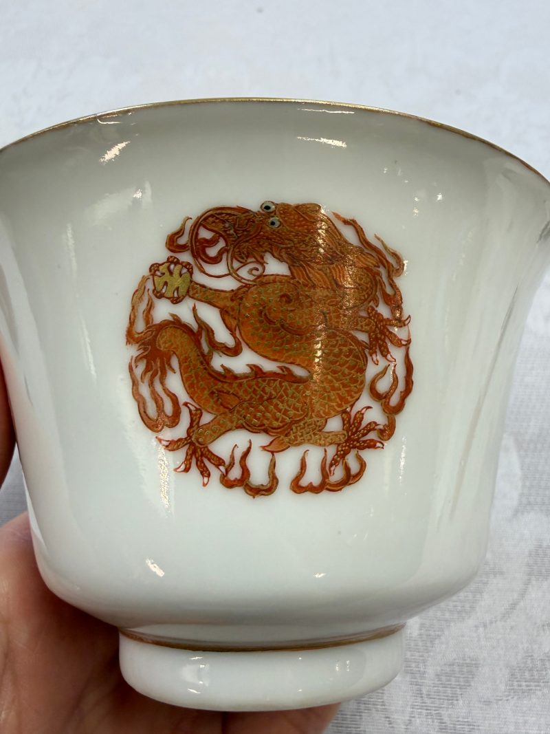 A fine Chinese iron-red and gilt-decorated 'Dragon' covered tea bowl with stand - 图31