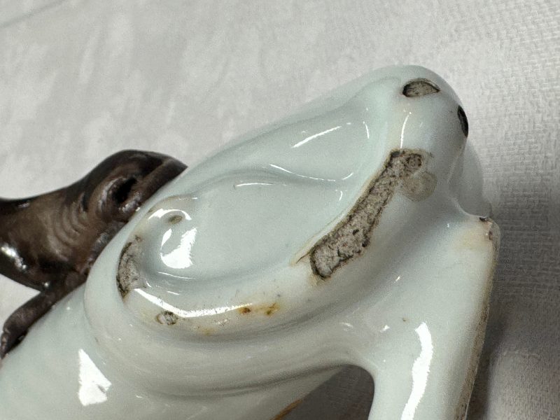 A pair of Chinese export white-glazed and biscuit models of hounds with pups - 图28