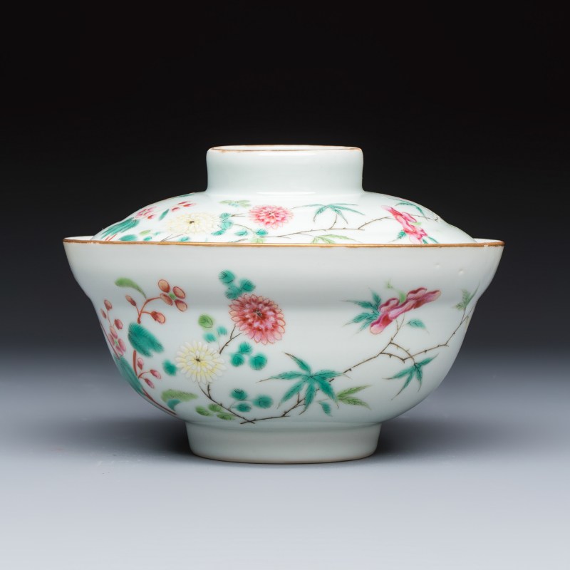 A Chinese famille rose covered bowl with floral design - 图2