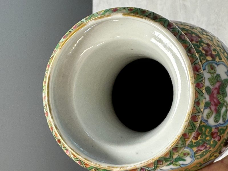 Four Chinese Canton famille rose vases and a covered bowl with figural design - 图55