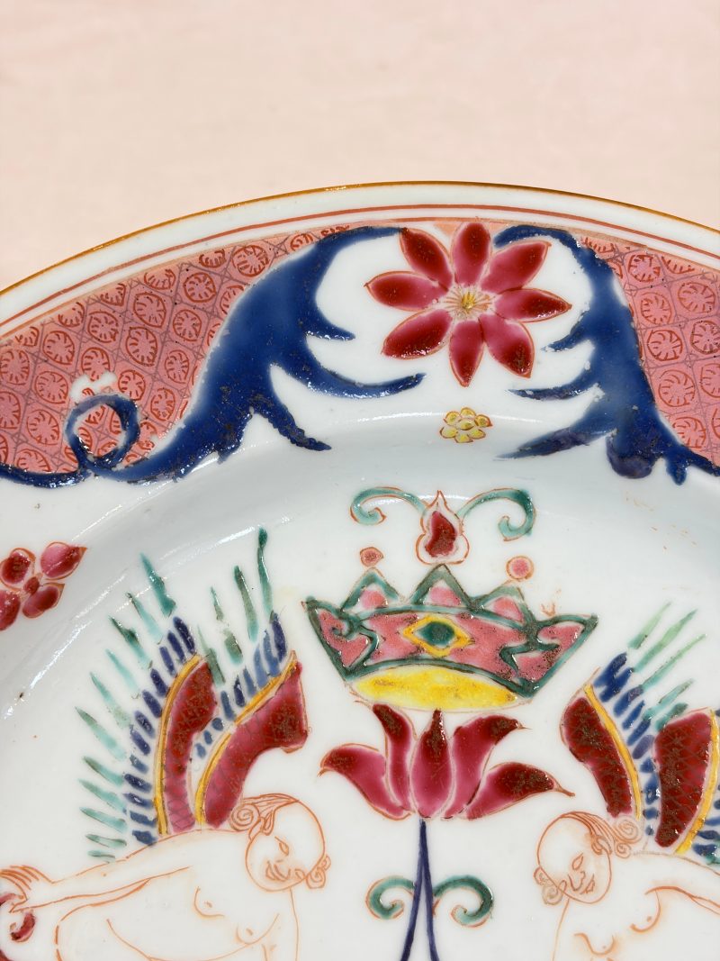 A pair of Chinese famille rose 'Winged Putti' plates - 图5