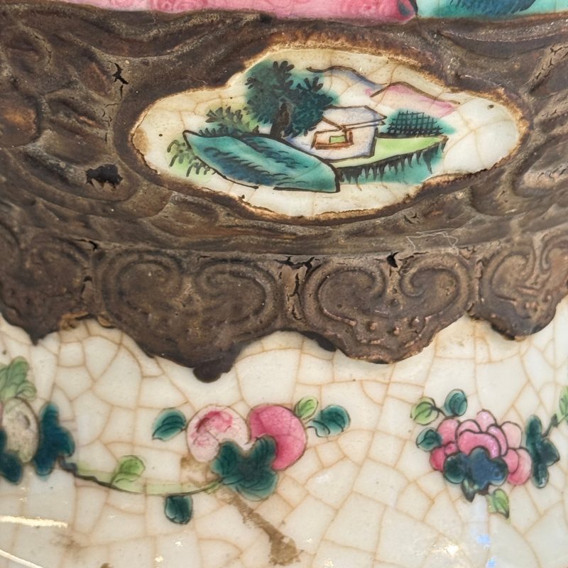A pair of Chinese Nanking famille rose 'Warriors' vases - 图21