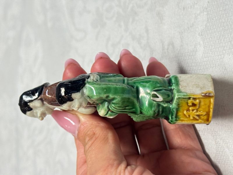 A Chinese famille verte sancai biscuit model of a seated boy and a 'He He Er Xian' group - 图12