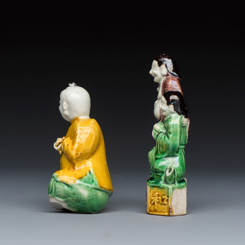 A Chinese famille verte sancai biscuit model of a seated boy and a 'He He Er Xian' group - 图3