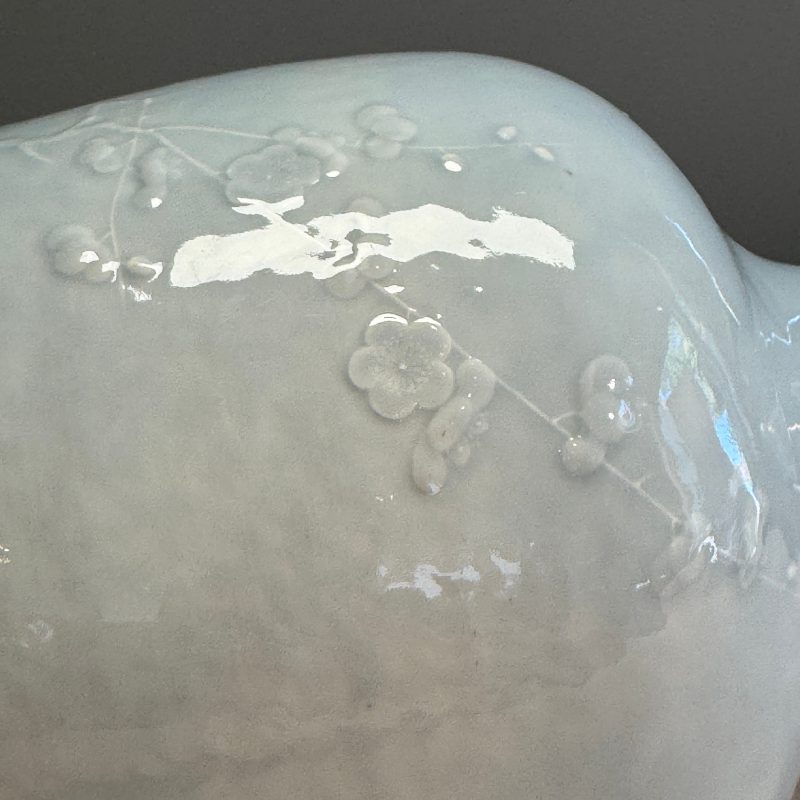 A Chinese claire-de-lune vase with floral relief design - 图15