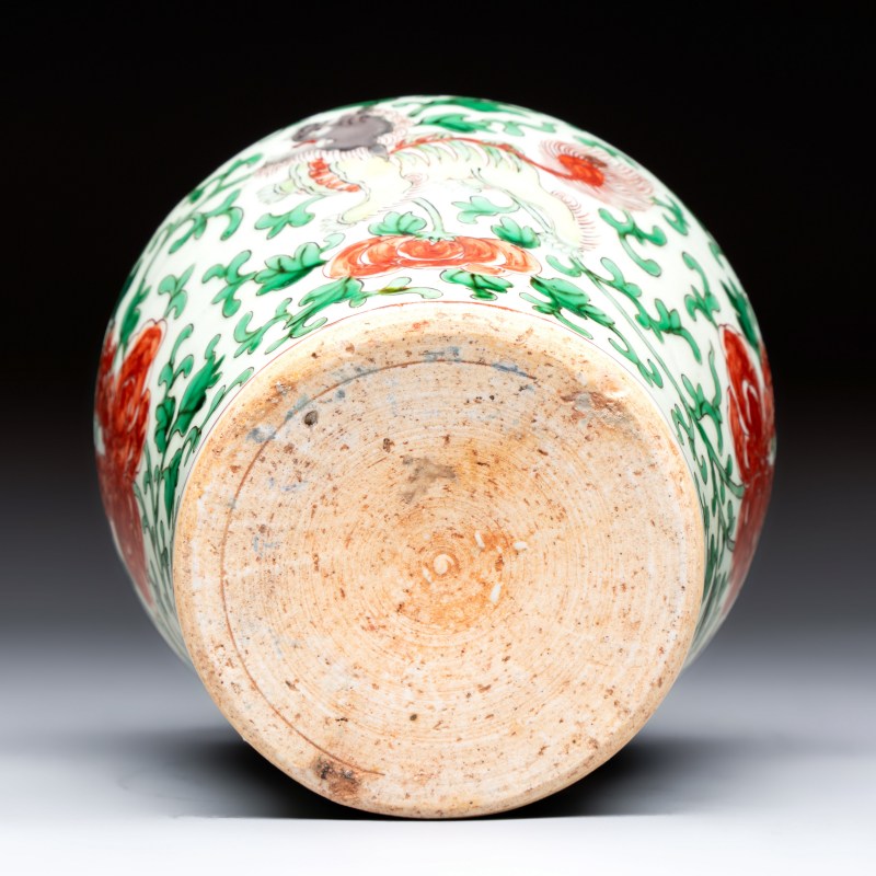 A small Chinese wucai 'Buddhist Lions and Peony Scrolls' jar - 图7