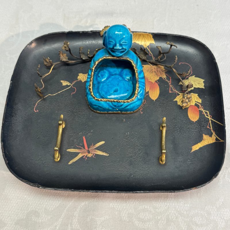 A French lacquered and gilt-bronze-mounted inkwell with a Chinese turquoise-glazed Buddha - 图17