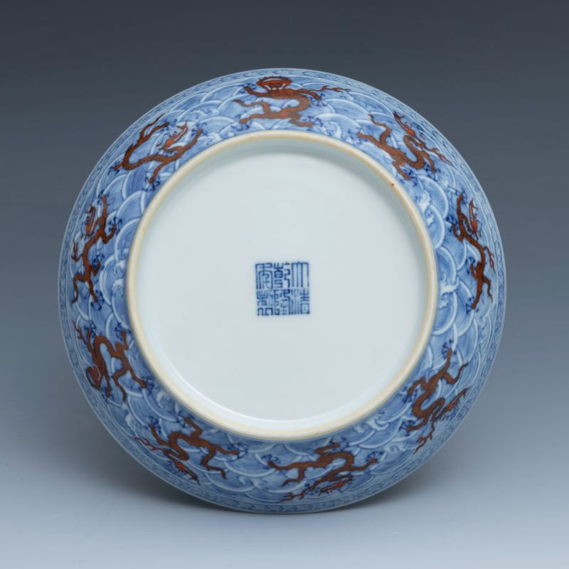 A pair of underglaze-blue and iron-red-decorated 'dragon' dishes, Qianlong mark and of the period (1736-1795) - 图4