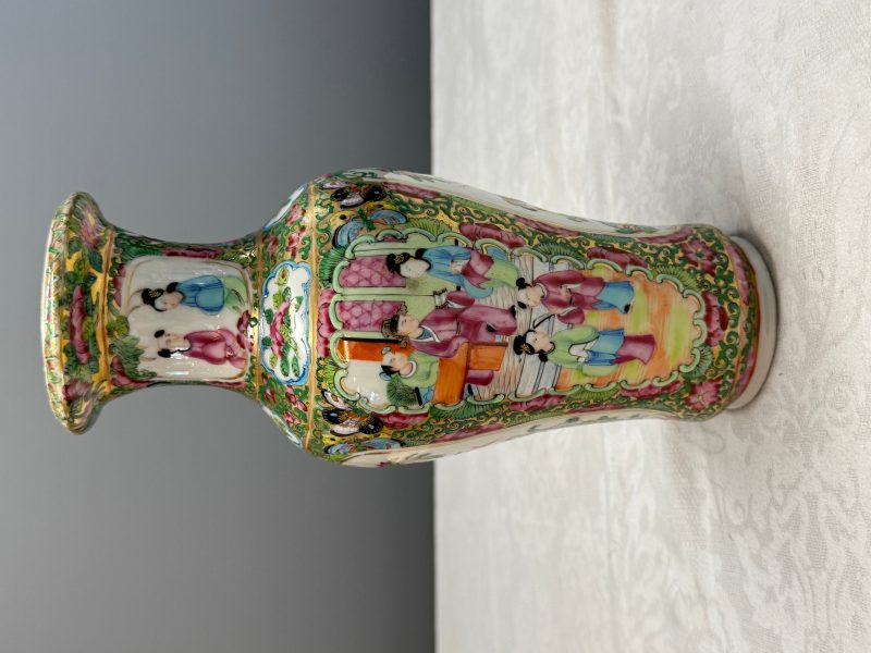 Four Chinese Canton famille rose vases and a covered bowl with figural design - 图54
