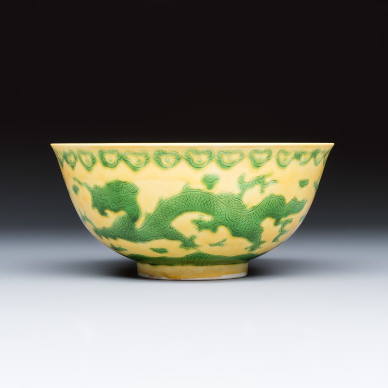 A Chinese green-enamelled yellow-ground 'Dragon' bowl - 图2