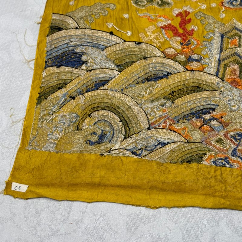 Two Chinese yellow-ground seed-stitch embroidered 'Dragon' panels - 图19