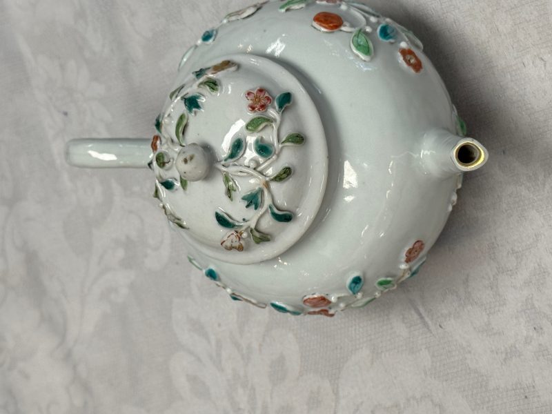 A Chinese famille rose relief-decorated teapot with floral design - 图12