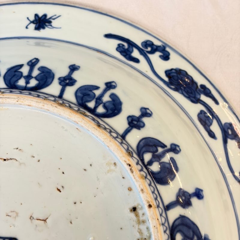 A Chinese blue and white dish with floral design - 图17