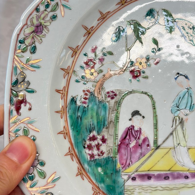 A pair of octagonal Chinese famille rose plates with a boat on a river - 图16