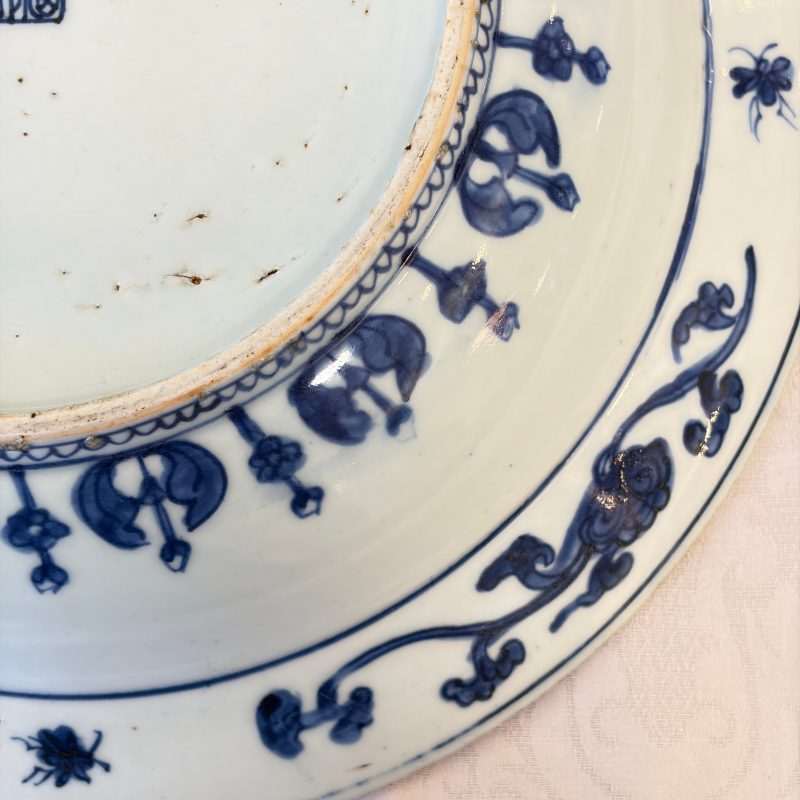 A Chinese blue and white dish with floral design - 图18