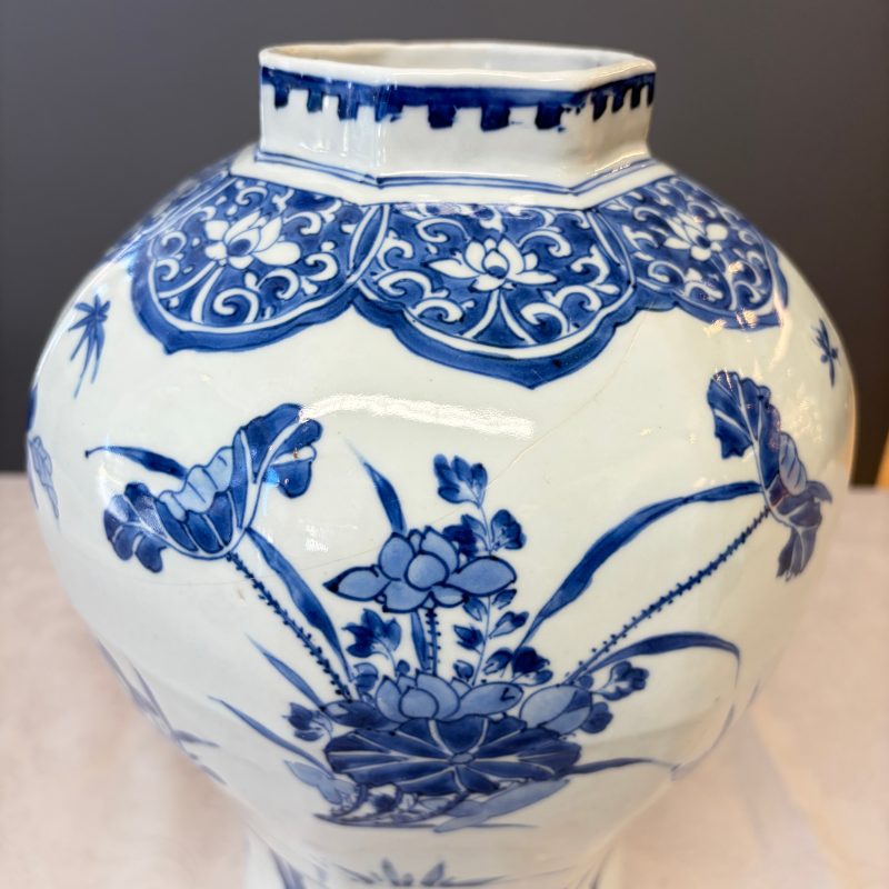A Chinese blue and white covered vase with floral design - 图9