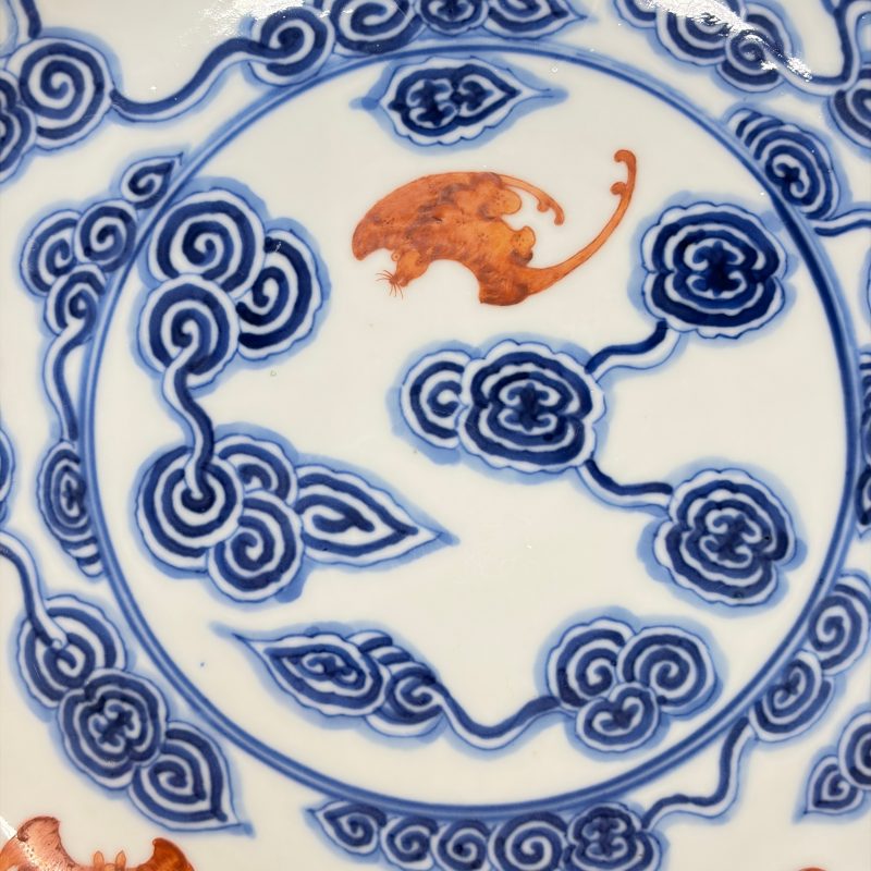 洪福齊天 | A pair of Chinese blue, white and iron-red 'Hong Fu Qi Tian 洪福齊天' plates - 图8