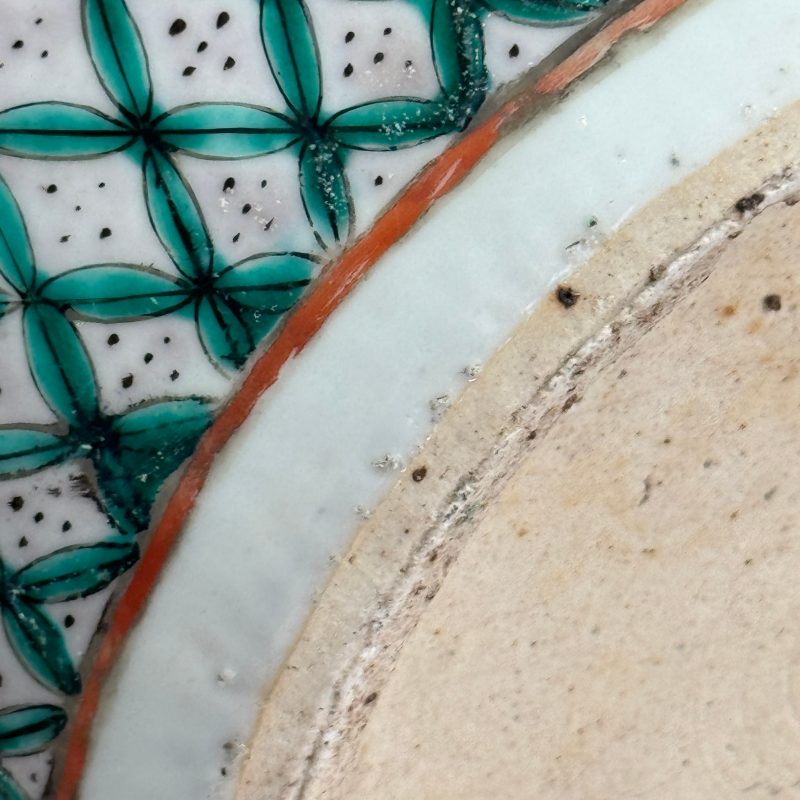 A pair of Chinese famille rose yellow-ground 'Antiquities' fish bowls with applied relief design - 图27