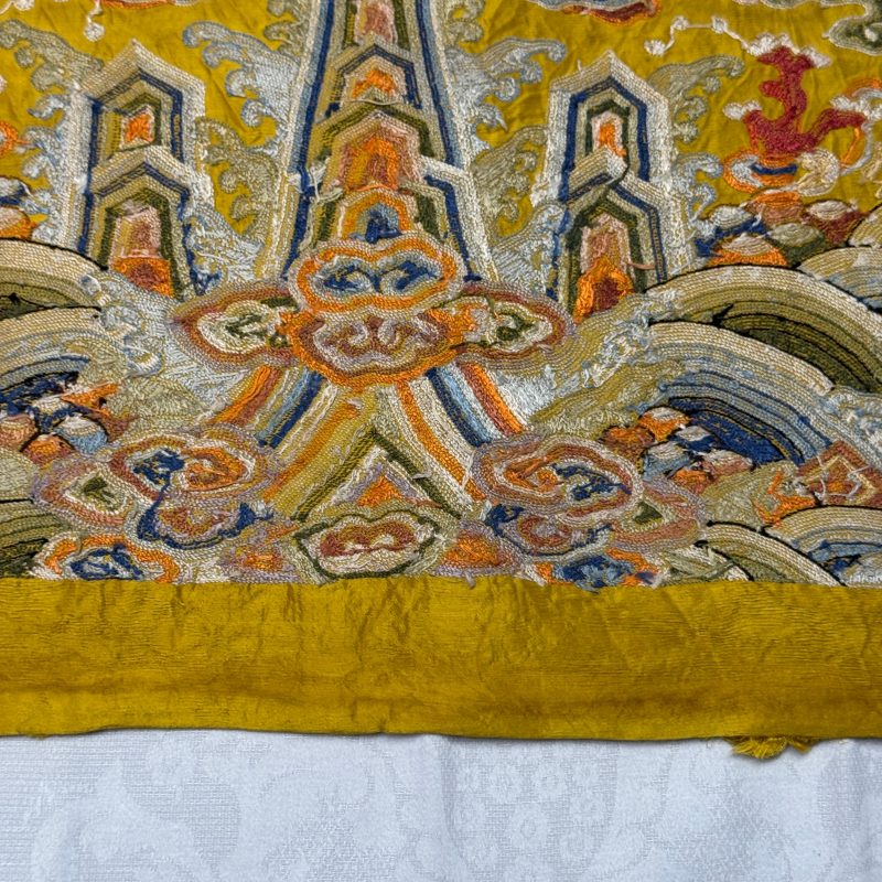Two Chinese yellow-ground seed-stitch embroidered 'Dragon' panels - 图18