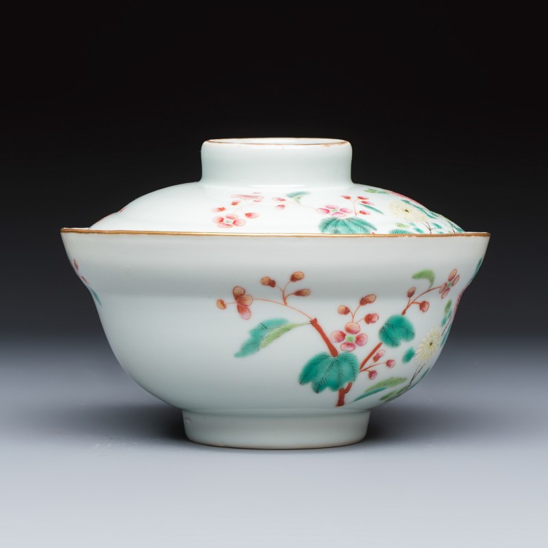A Chinese famille rose covered bowl with floral design - 图3