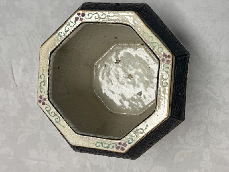 A Chinese Nanking blue and white vase and a famille rose jardinière - 图24