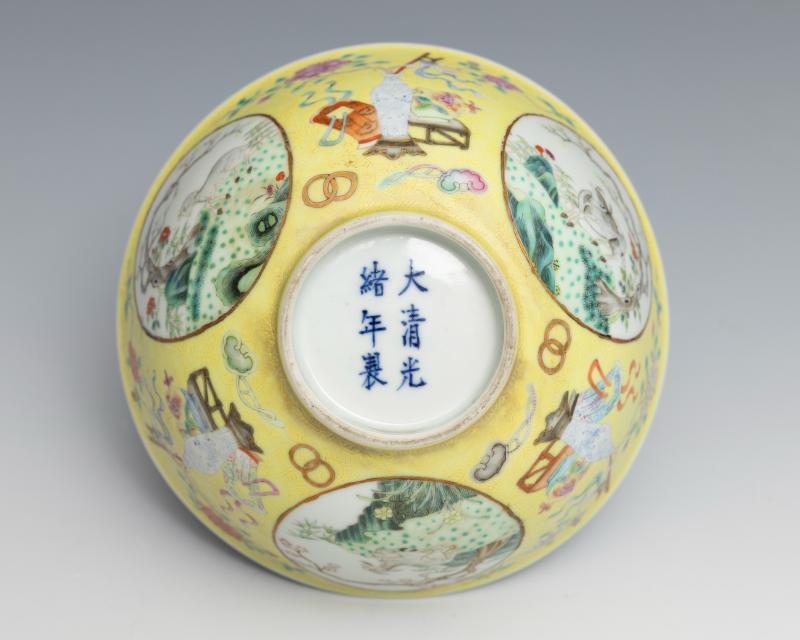 A pair of famille rose yellow-ground 'three rams' medallion bowls, Guangxu mark and of the period (1875-1908) - 图6
