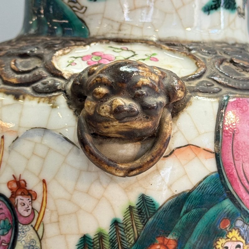 A pair of Chinese Nanking famille rose 'Warriors' vases - 图20