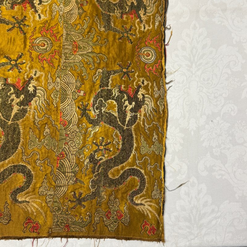 A rare Chinese peacock-feather brocade 'Dragons amid Clouds and Waves' panel - 图15