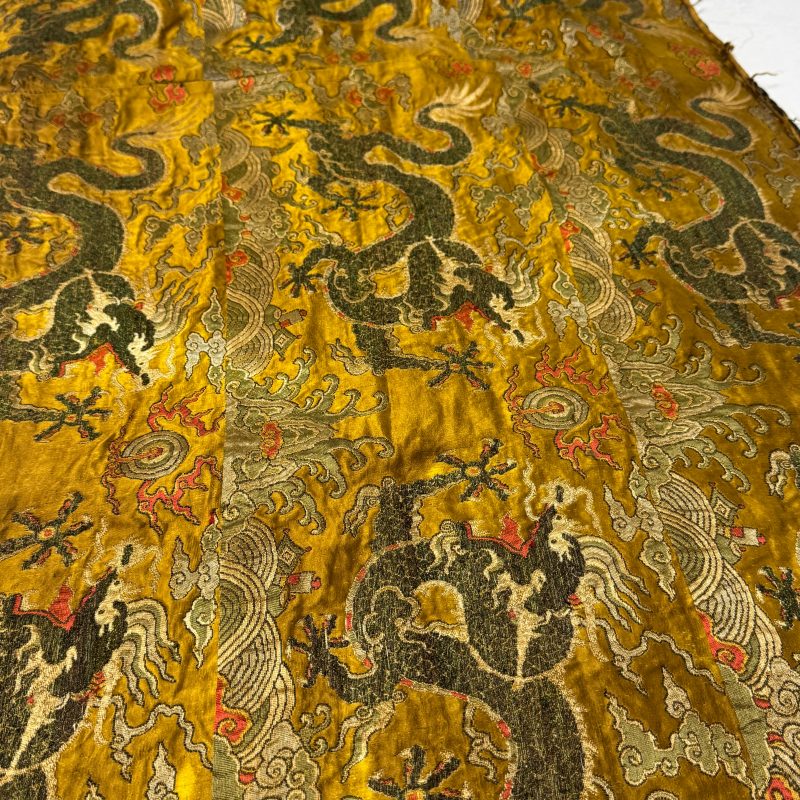 A rare Chinese peacock-feather brocade 'Dragons amid Clouds and Waves' panel - 图16