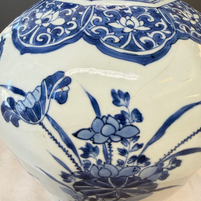 A Chinese blue and white covered vase with floral design - 图10