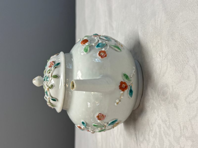 A Chinese famille rose relief-decorated teapot with floral design - 图11