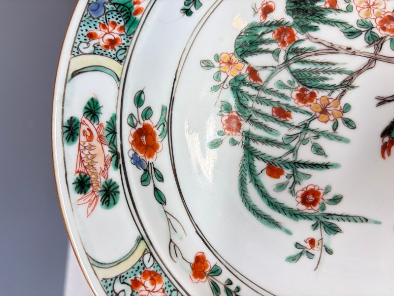 A pair of Chinese famille verte 'Bird among Willow and Flowering Branches' plates - 图6