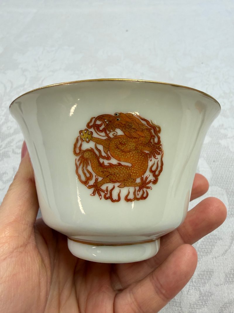 A fine Chinese iron-red and gilt-decorated 'Dragon' covered tea bowl with stand - 图33