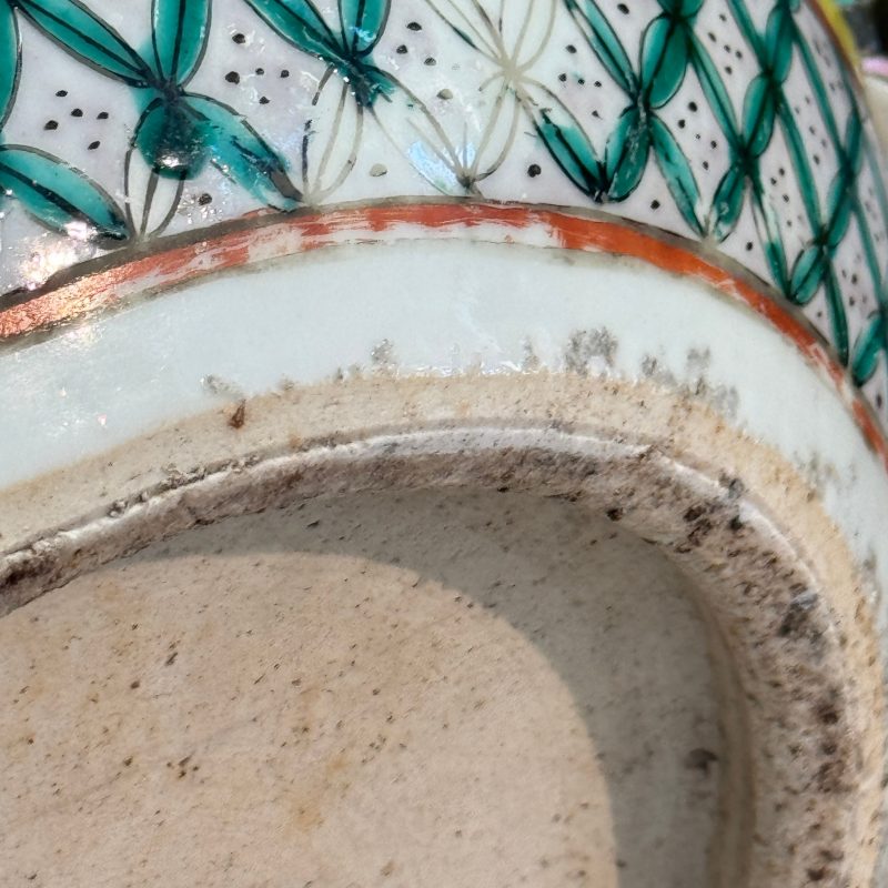 A pair of Chinese famille rose yellow-ground 'Antiquities' fish bowls with applied relief design - 图28