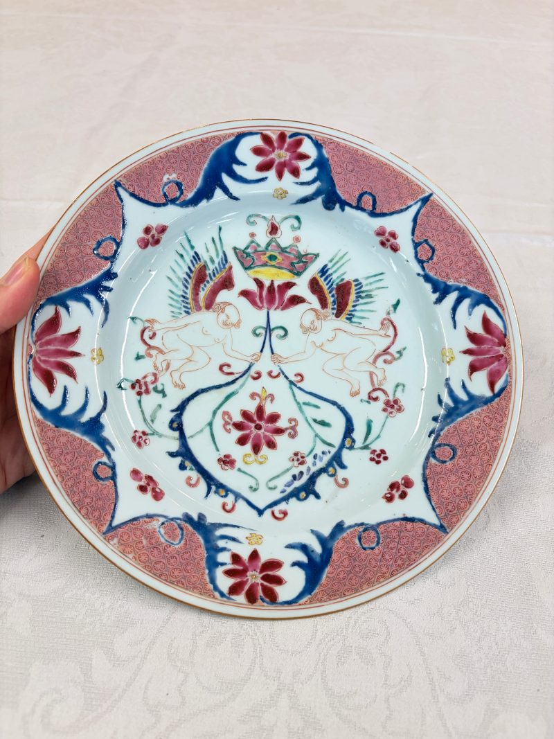A pair of Chinese famille rose 'Winged Putti' plates - 图4