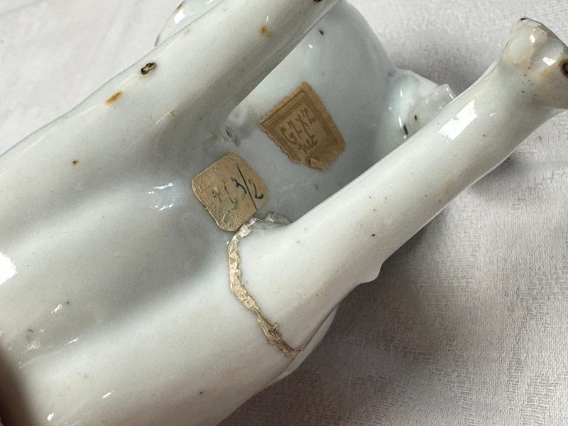 A pair of Chinese export white-glazed and biscuit models of hounds with pups - 图27