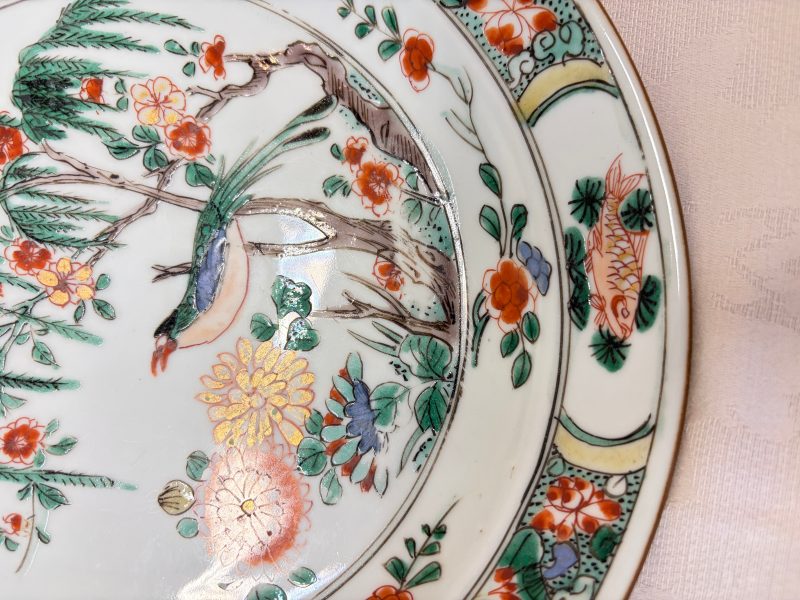 A pair of Chinese famille verte 'Bird among Willow and Flowering Branches' plates - 图7