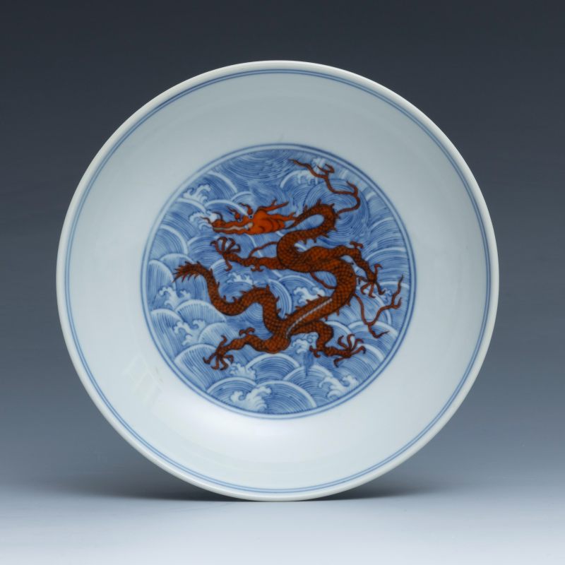 A pair of underglaze-blue and iron-red-decorated 'dragon' dishes, Qianlong mark and of the period (1736-1795) - 图3