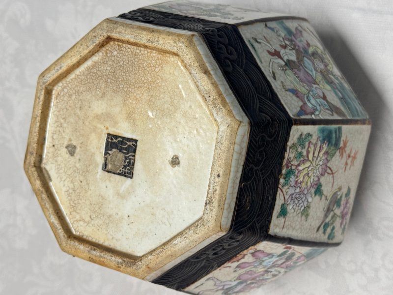 A Chinese Nanking blue and white vase and a famille rose jardinière - 图25