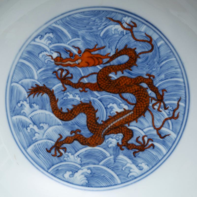 A pair of underglaze-blue and iron-red-decorated 'dragon' dishes, Qianlong mark and of the period (1736-1795) - 图6
