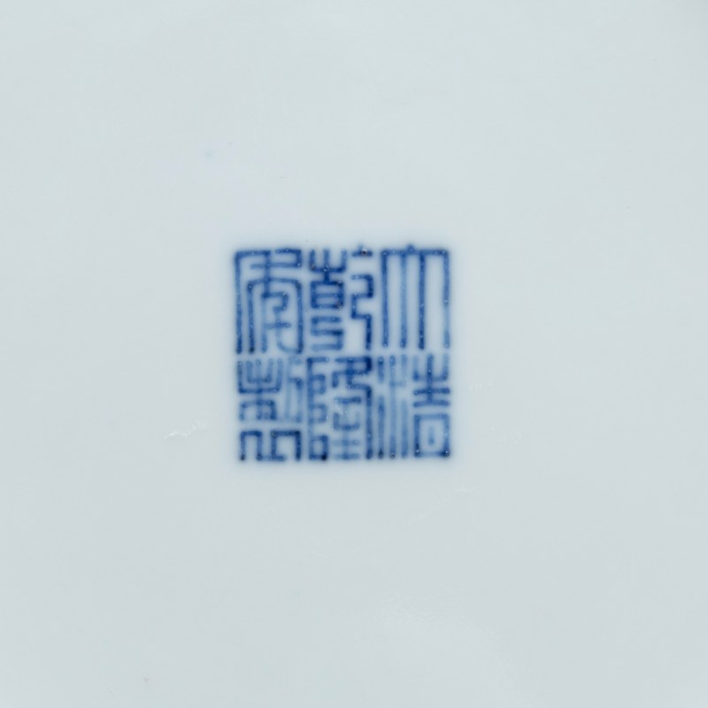 A pair of underglaze-blue and iron-red-decorated 'dragon' dishes, Qianlong mark and of the period (1736-1795) - 图5