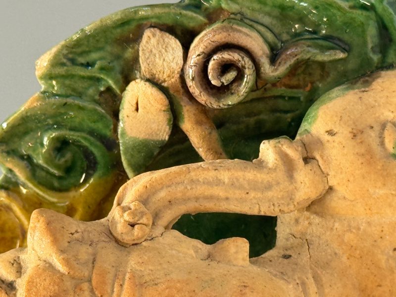 A Chinese sancai-glazed stoneware group of Guanyin and two attendants - 图15